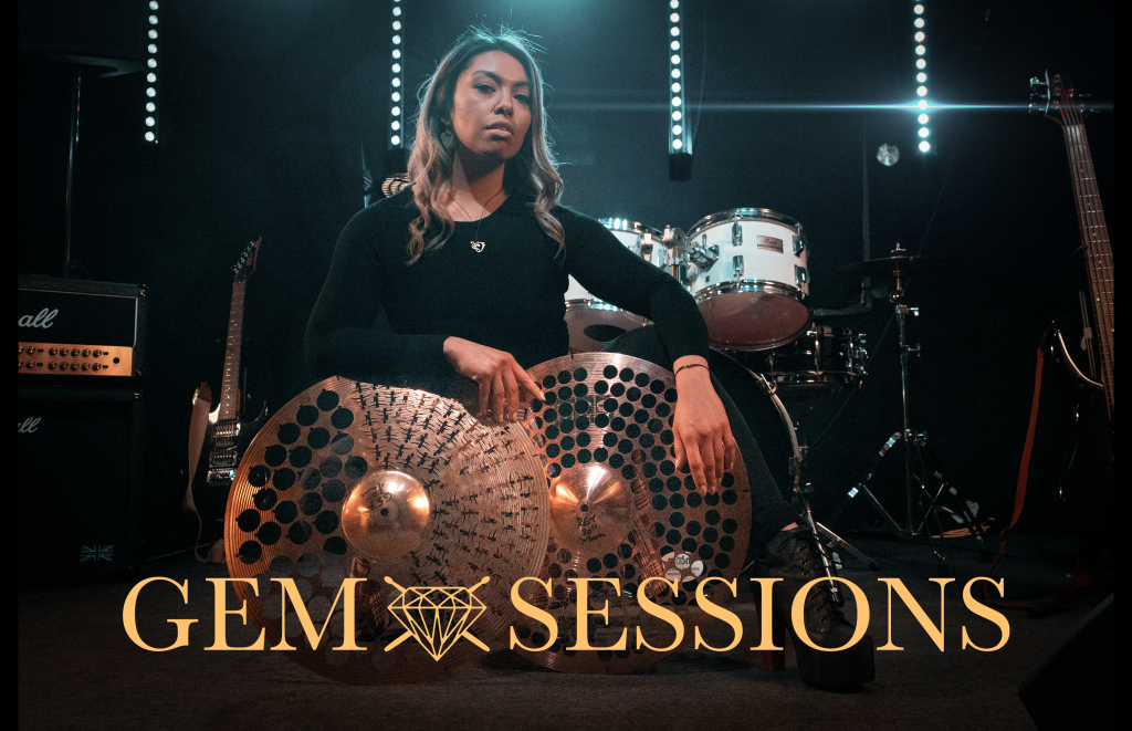 GEM SESSIONS Schmucklabel mit Künstlerin und Schlagzeugbecken