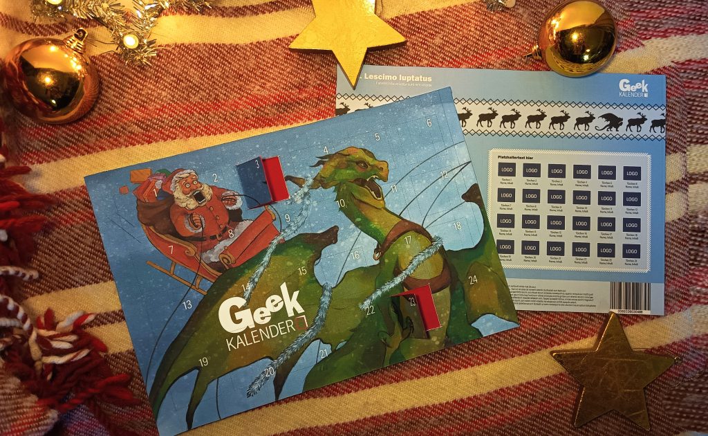 Geek Kalender Adventskalender mit Weihnachtsmotiv und Drache, fotografiert auf festlicher Decke