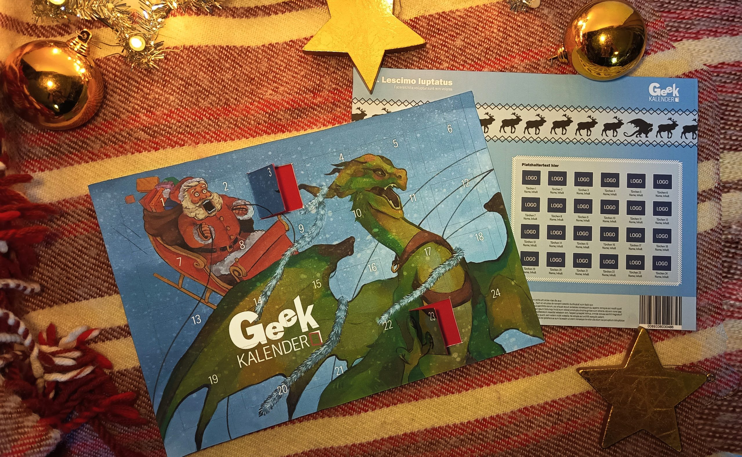 Geek Kalender Adventskalender mit Weihnachtsmotiv und Drache, fotografiert auf festlicher Decke